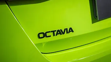 स्कोडा ऑक्टाविया आरएस पिछला बैज