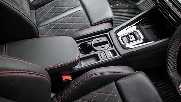 स्कोडा ऑक्टाविया आरएस सेंटर कंसोल/सेंटर कंसोल स्टोरेज