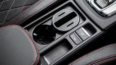 स्कोडा ऑक्टाविया आरएस कप होल्डर्स