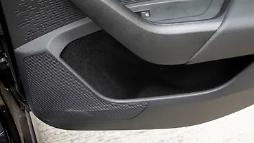 स्कोडा ऑक्टाविया आरएस ड्राइवर साइड फ्रंट डोर पॉकेट