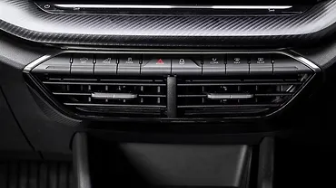 स्कोडा ऑक्टाविया आरएस फ्रंट सेंटर एयर वेंट