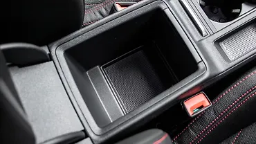 स्कोडा ऑक्टाविया आरएस फ्रंट सेंटर आर्म रेस्ट स्टोरेज