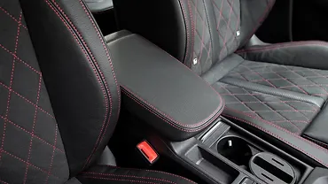 स्कोडा ऑक्टाविया आरएस फ्रंट सेंटर आर्म रेस्ट