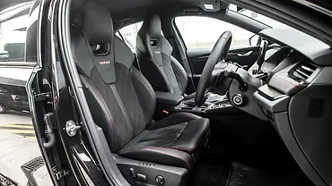 स्कोडा ऑक्टाविया आरएस फ्रंट रौ सीट्स