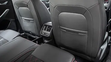 स्कोडा ऑक्टाविया आरएस आगे की सीट के पीछे के पॉकेट्स