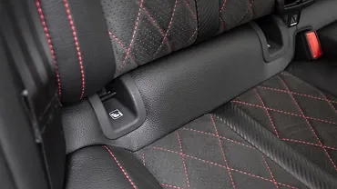 स्कोडा ऑक्टाविया आरएस पीछे की रो में आइसोफ़िक्स चाइल्ड सीट माउं​टिंग पॉइंट