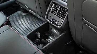 स्कोडा ऑक्टाविया आरएस पीछे की ओर कप होल्डर्स