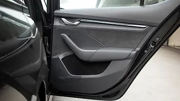 स्कोडा ऑक्टाविया आरएस रियर डोर पैड