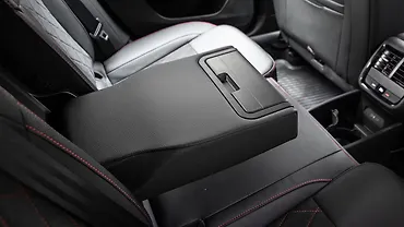 स्कोडा ऑक्टाविया आरएस पीछे की ओर के रो के बीचोंबीच आर्म रेस्ट