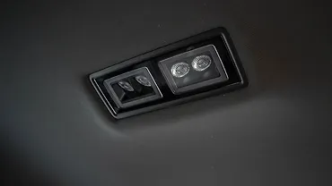 स्कोडा ऑक्टाविया आरएस पीछे की रो में रूफ़ माउंटेड केबिन लैम्प्स