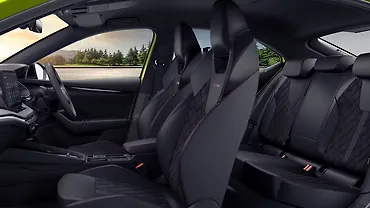 स्कोडा ऑक्टाविया आरएस पीछे की सीटें