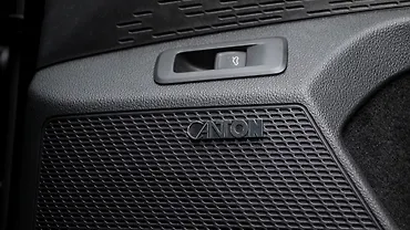 स्कोडा ऑक्टाविया आरएस रियर स्पीकर