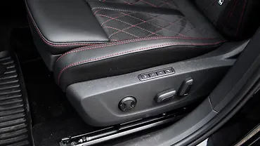 स्कोडा ऑक्टाविया आरएस फ्रंट पैसेंजर के लिए इलेक्ट्रिक सीट एड्जस्टमेंट