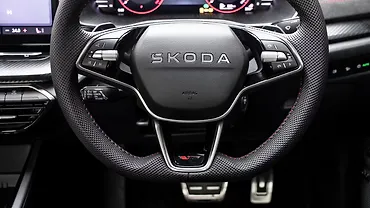 स्कोडा ऑक्टाविया आरएस स्टीयरिंग माउंटेड कंट्रोल्स