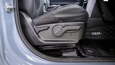 महिंद्रा थार ड्राइवर के लिए सीट एड्जस्ट करने वाला मैनुअल