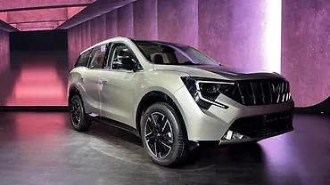 Mahindra XUV 7XO Right Front Three Quarter