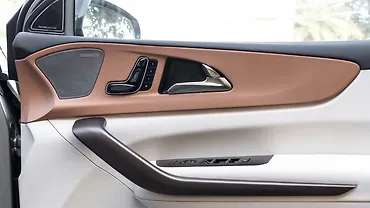 Mahindra XUV 7XO Front Right Door Pad Handle