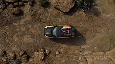 लैंड रोवर डिफेंडर राइट साइड का दृश्य