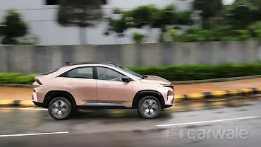 टाटा कर्व राइट साइड का दृश्य