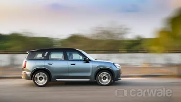 मिनी कंट्रीमैन इलेक्ट्रिक राइट साइड का दृश्य