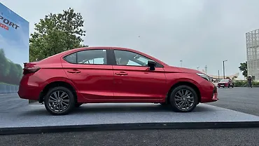 होंडा सिटी राइट साइड का दृश्य