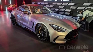 मर्सिडीज़ बेंज़ एएमजी जीटी 63 ठीक सामने तीन चौथाई