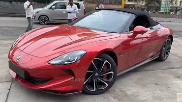 एमजी साइबरस्टर लेफ्ट फ्रंट थ्री क्वार्टर