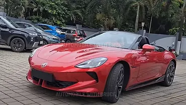 एमजी साइबरस्टर लेफ्ट फ्रंट थ्री क्वार्टर