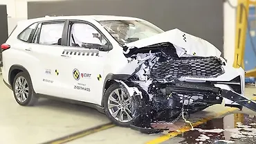 Toyota Innova Hycross Left Front Three Quarter