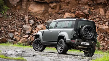 लैंड रोवर डिफेंडर लेफ्ट रियर थ्री क्वार्टर