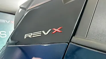 महिंद्रा XUV 3XO पिछला लोगो