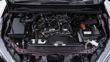 टोयोटा इनोवा क्रिस्टा [2016-2020] इंजन शॉट