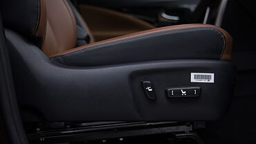 टोयोटा इनोवा क्रिस्टा [2016-2020] ड्राइवर के लिए सीट इलेक्ट्रिक सीट एड्जस्टमेंट