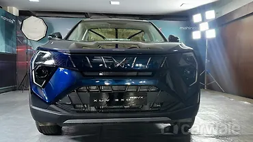 महिंद्रा XUV 3XO सामने का दृश्य
