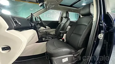 महिंद्रा XUV 3XO फ्रंट रौ सीट्स