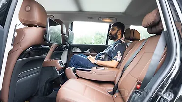 मर्सिडीज़ बेंज़ जीएलएस दूसरी रो की सीट्स