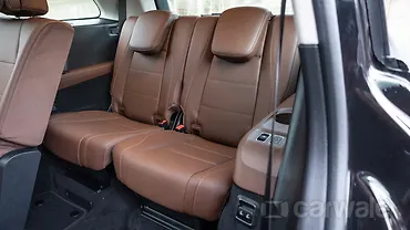 मर्सिडीज़ बेंज़ जीएलएस तीसरी रो की सीट्स