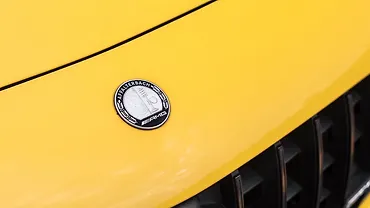 मर्सिडीज़ बेंज़ एएमजी CLE सामने की बैज