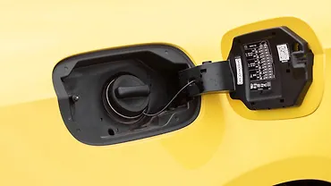 मर्सिडीज़ बेंज़ एएमजी CLE फ़्यूल लिड खोलें