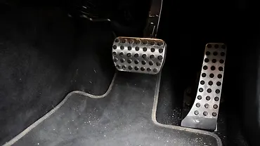 मर्सिडीज़ बेंज़ एएमजी CLE पेडल्स/पैर कंट्रोल्स