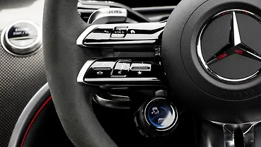 मर्सिडीज़ बेंज़ एएमजी CLE स्टीयरिंग पर दाईं ओर माउंटेड कंट्रोल्स