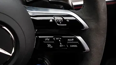 मर्सिडीज़ बेंज़ एएमजी CLE स्टीयरिंग पर दाईं ओर माउंटेड कंट्रोल्स