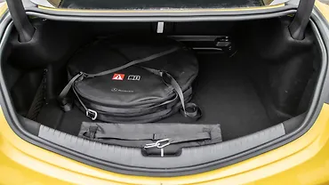 मर्सिडीज़ बेंज़ एएमजी CLE बूट के नीचे/ अतिरिक्त पहिया