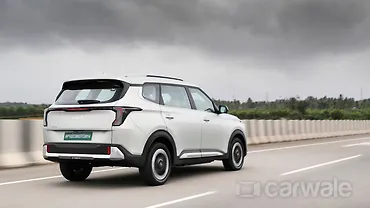 किआ कारेन्स क्लाविस ईवी राइट रियर थ्री क्वार्टर