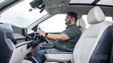 किआ कारेन्स क्लाविस ईवी फ्रंट रौ सीट्स