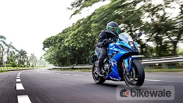 Suzuki GSX-8R Right Front Three Quarter