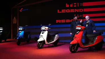 Kinetic DX Electric Scooter: Image Gallery