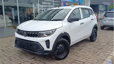 Renault Triber Left Front Three Quarter