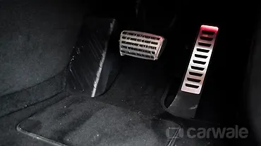 एमजी साइबरस्टर पेडल्स/पैर कंट्रोल्स