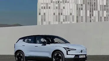 वॉल्वो EX30 ठीक सामने तीन चौथाई वॉल्वो EX30 ठीक सामने तीन चौथाई